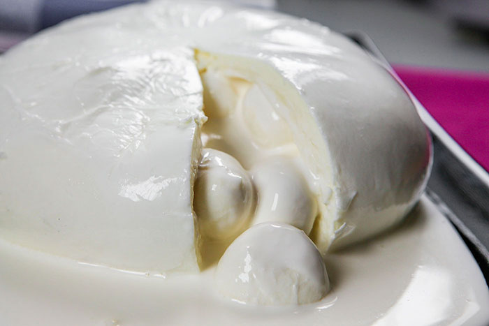 Mozzarella di latte di Bufala farcita Mozzarella di latte di Bufala farcita
